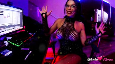 Curvy brunette teasing live Soft moves, deep looks… you won’t resist.