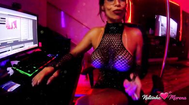Curvy brunette teasing live Soft moves, deep looks… you won’t resist.