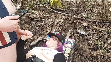MILF gets huge facial from Hj in public woods