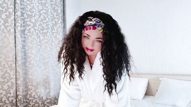 A hot mommy shows off her gorgeous body and demonstrates which huge dildos she prefers in sex.