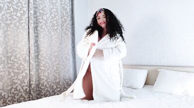 A hot mommy shows off her gorgeous body and demonstrates which huge dildos she prefers in sex.