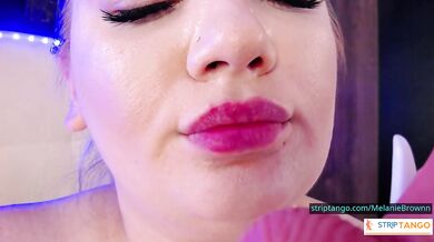 MelanieBrownn's wet pussy teasing edges tight