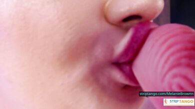 MelanieBrownn's wet pussy teasing edges tight