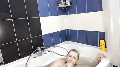 SEXY BLONDE PLAYING WITH BREATH UNDERWATER