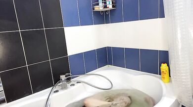 SEXY BLONDE PLAYING WITH BREATH UNDERWATER