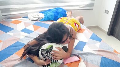 Mi hermanastra quiere que la folle a camibo de darle plata para salir con sus amigas