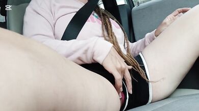 Milf gets her pussy wet in the car