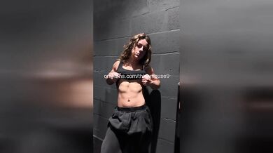 Pussy Leak: College Girl’s Intense Gangbang Caught on Zoom!