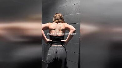 Pussy Leak: College Girl’s Intense Gangbang Caught on Zoom!