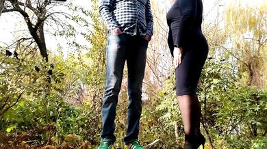 Mature milf's legs spread wide provide good pissing outdoors