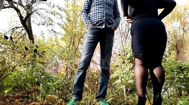 Mature milf's legs spread wide provide good pissing outdoors