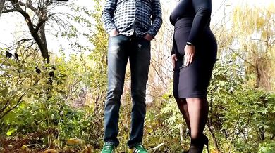 Mature milf's legs spread wide provide good pissing outdoors