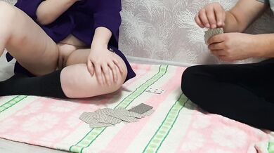The stepsister was so carried away playing cards that she accidentally showed her pussy.