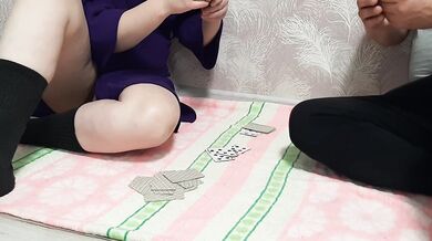 The stepsister was so carried away playing cards that she accidentally showed her pussy.