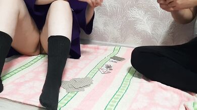 The stepsister was so carried away playing cards that she accidentally showed her pussy.