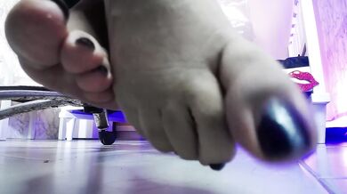 Dominant Latina Webcam Girl Uses Feet Commands