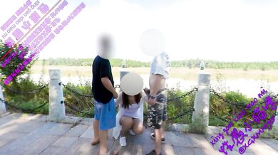 在户外和公交车上勾引陌生人3P