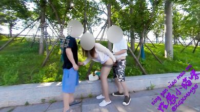 在户外和公交车上勾引陌生人3P