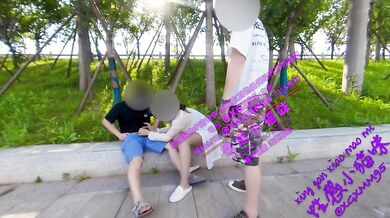 在户外和公交车上勾引陌生人3P