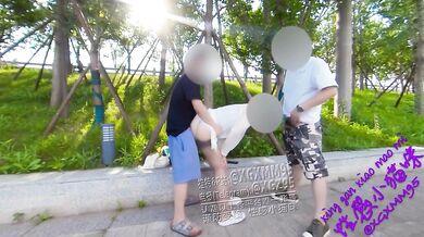 在户外和公交车上勾引陌生人3P