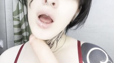 Quick blowjob on a huge dildo