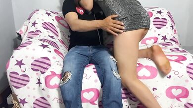 Jugando con mi HERMANASTRO mientras estamos solos