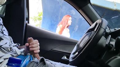 Punheta arriscada ao dirigir avistei uma linda ruiva ficou de olho em minha ereção!