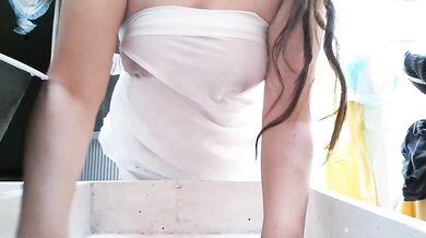Lavo mis bragas de menstruación con vestido transparente y coño negro de mariposa