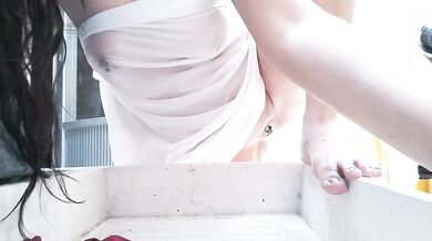 Lavo mis bragas de menstruación con vestido transparente y coño negro de mariposa