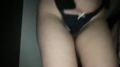 Me meto un consolador de 22 cm sin entrar en todo