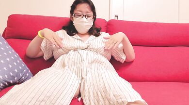 ソファーの上で夢中でオナニーする人妻