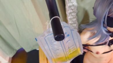 yuca _自動飲尿システムのテストを受けるセックス奴隷