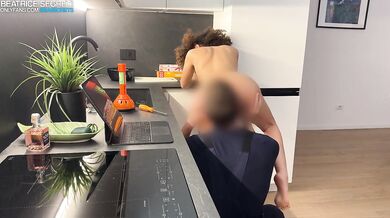 L'idraulico arriva a casa mia e vuole aggiustare i tubi, io voglio scopare con lui e quindi glielo succhio e mi metto il suo cazzo nella figa