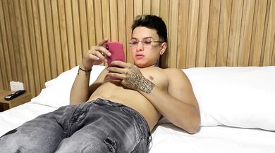 Ven hermanastro yo si te enseño a follar una verdadera mujer por primera vez.