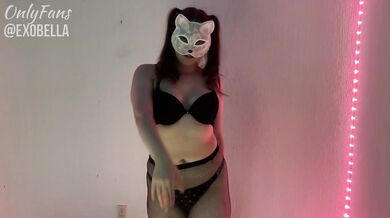 Chica se masturba con sus juguetes hasta correrse a chorro