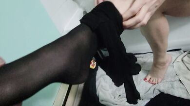 Femme en collants sans culotte dans la salle de bain