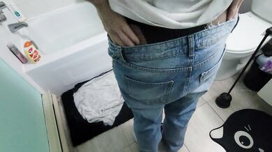 Femme en collants sans culotte dans la salle de bain