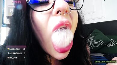 SEDUCTIVE SOLO CAM LEAVES CHEEKS BURNING HOT