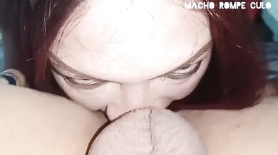 Sexy MILF le gusta chupar mi culo musculoso.