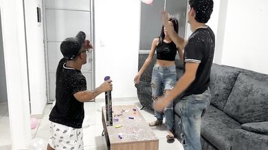 Le doy una dura follada a la novia de mi pequeño amigo mientras el descansa despues de una larga fiesta. Termina en sexo casero amateur.