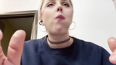 SLAVIC PRETTY BLONDE GOT SO HUNGRY AND STUFFING HERSELF WITH HUGE SHAWERMA TILL HER BELLY IS BURSTING