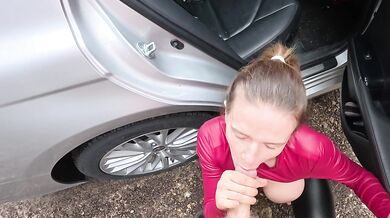 je me fais baiser dans la voiture plug et vibro en roulant
