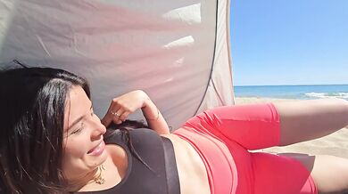 Sexo en PÚBLICO en la playa con mi novia