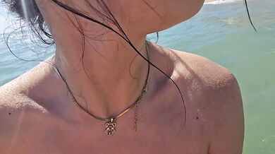 Sexo en PÚBLICO en la playa con mi novia