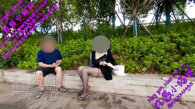 户外勾引，邀请陌生人帮忙拍照，让他凑近拍特写。