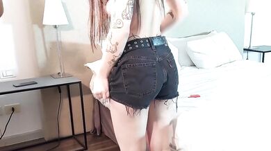 She swallowed all his cum – She invited him for a drink, but what she really wanted was to taste his cum.