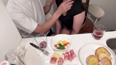 宅飲みなう　イタリアンを食べながらオッパイ揉んで手マンして
