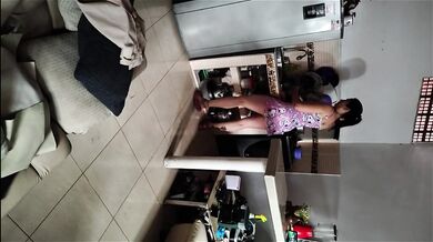 Madre Latina es follada por su joven hijastro en la cocina