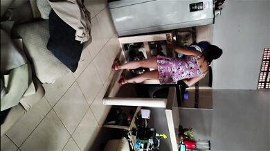 Madre Latina es follada por su joven hijastro en la cocina