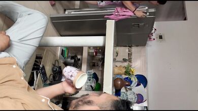 Madre Latina es follada por su joven hijastro en la cocina